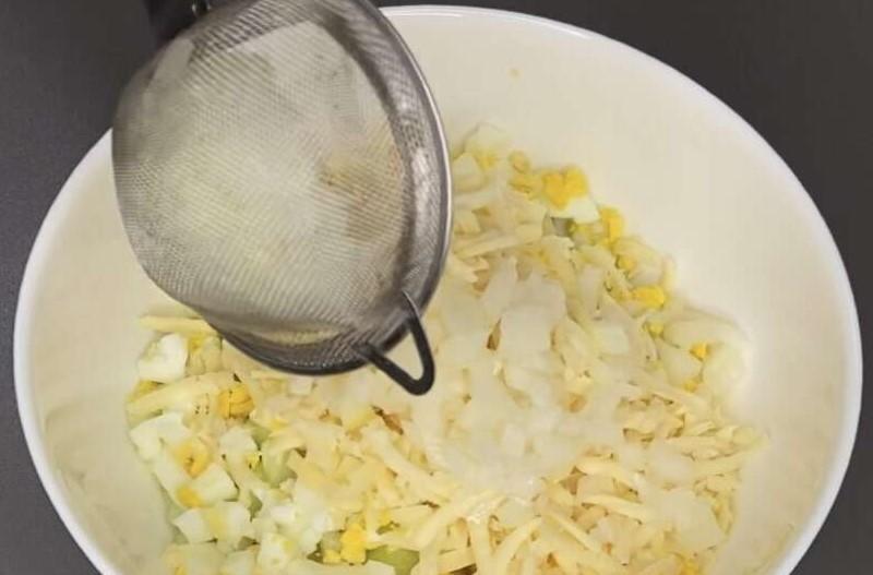 Простий салат, і всі інгредієнти знайомі, але з маринованою цибулею набуває абсолютно нового смаку