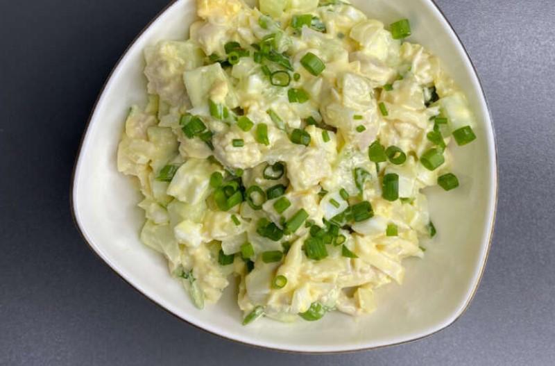 Простий салат, і всі інгредієнти знайомі, але з маринованою цибулею набуває абсолютно нового смаку