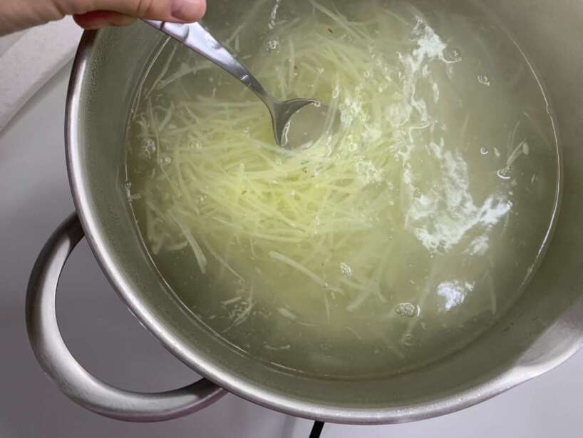 Теплий картопляний салат: приготувала його втретє за цей тиждень