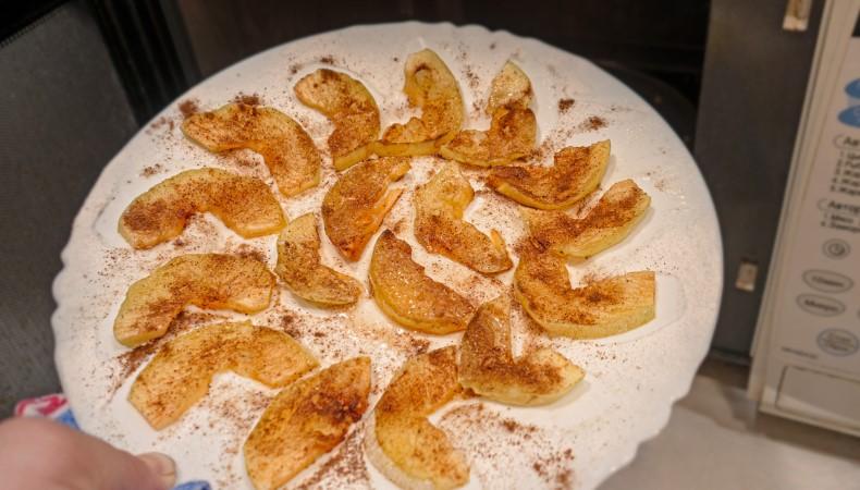 Печені яблука в мікрохвильовій печі. Простий та ароматний рецепт