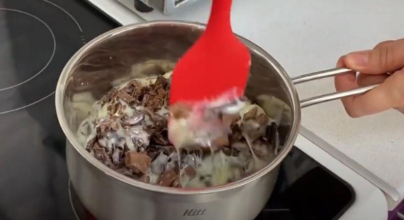 Шоколадний десерт без випічки із двох інгредієнтів