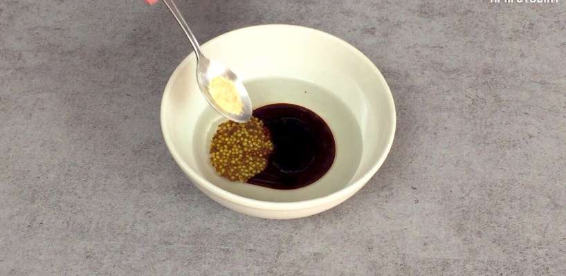 Я беру консервовану квасолю, мариновані огірки і готую свій улюблений салат