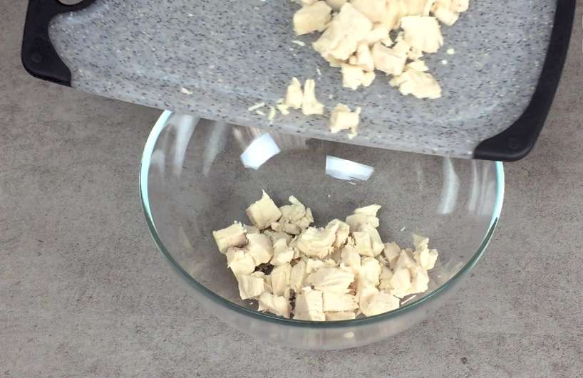 Я беру консервовану квасолю, мариновані огірки і готую свій улюблений салат