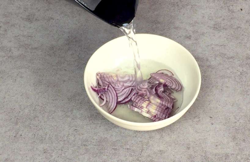 Я беру консервовану квасолю, мариновані огірки і готую свій улюблений салат