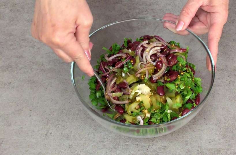 Я беру консервовану квасолю, мариновані огірки і готую свій улюблений салат