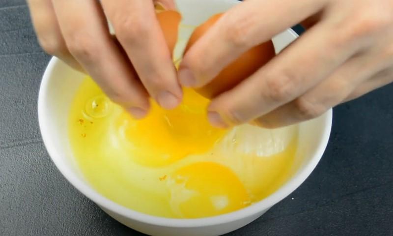 У кипляче молоко вливаю яйця і готую таку смакоту