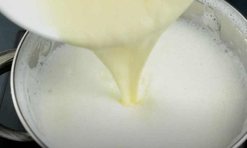 У кипляче молоко вливаю яйця і готую таку смакоту