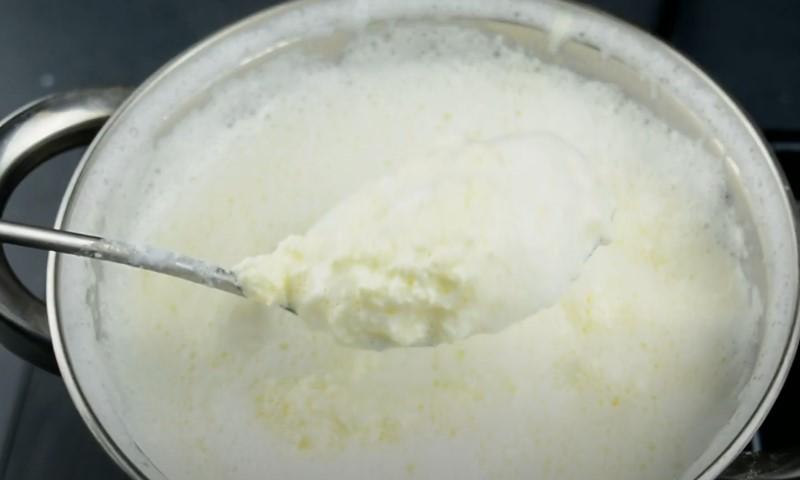 У кипляче молоко вливаю яйця і готую таку смакоту