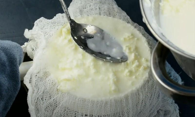 У кипляче молоко вливаю яйця і готую таку смакоту