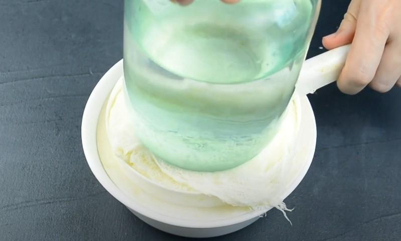 У кипляче молоко вливаю яйця і готую таку смакоту