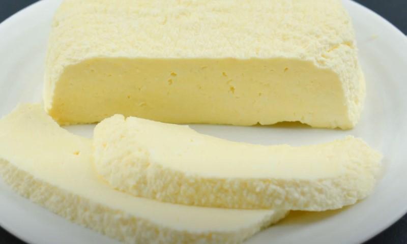 У кипляче молоко вливаю яйця і готую таку смакоту