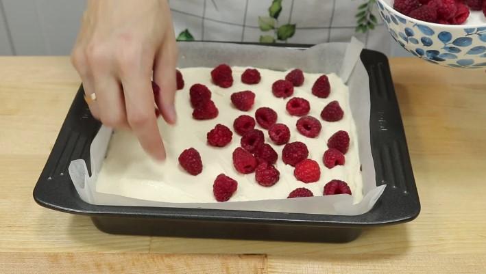 Шоколадний пиріг або Брауні з сиром та малиною. Відмінне поєднання смаків