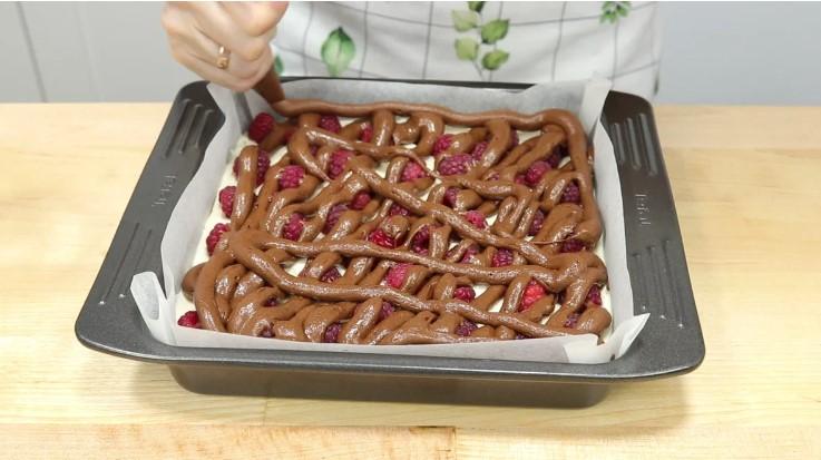 Шоколадний пиріг або Брауні з сиром та малиною. Відмінне поєднання смаків