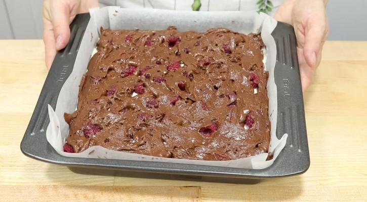 Шоколадний пиріг або Брауні з сиром та малиною. Відмінне поєднання смаків