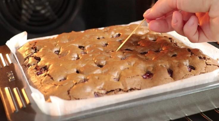 Шоколадний пиріг або Брауні з сиром та малиною. Відмінне поєднання смаків