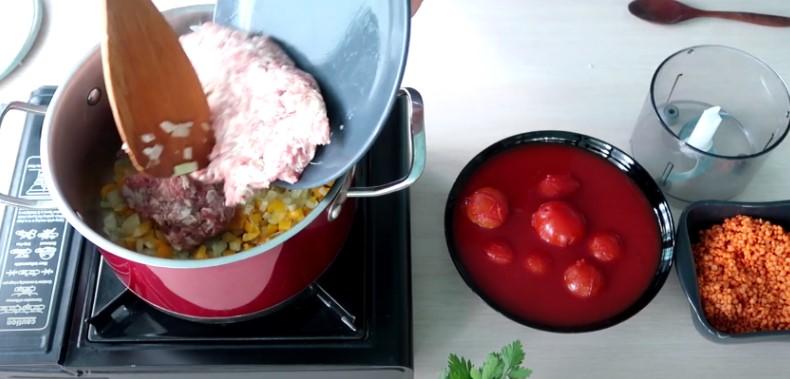 Густий томатний суп з фаршем та сочевицею