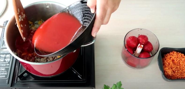 Густий томатний суп з фаршем та сочевицею