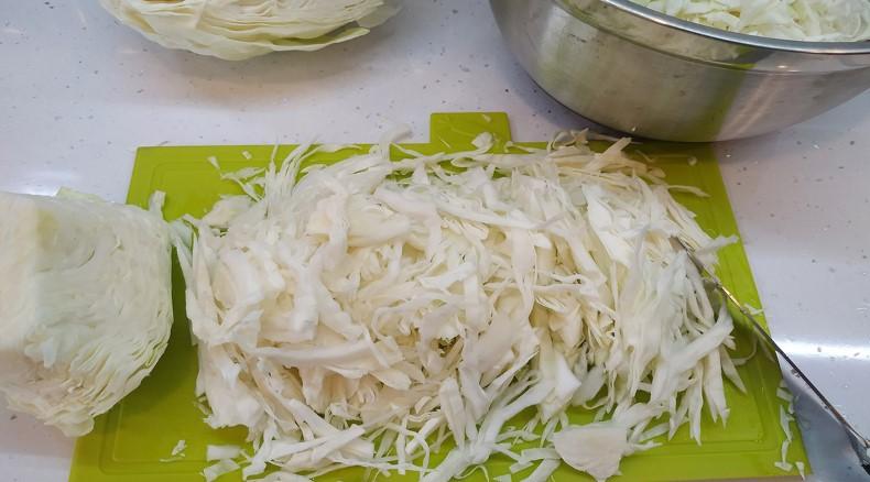 Квашена капуста в банці. Виходить хрумкою та смачною