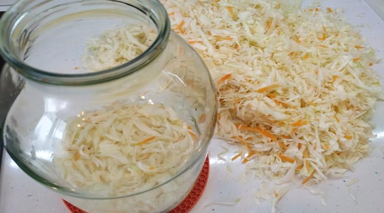 Квашена капуста в банці. Виходить хрумкою та смачною