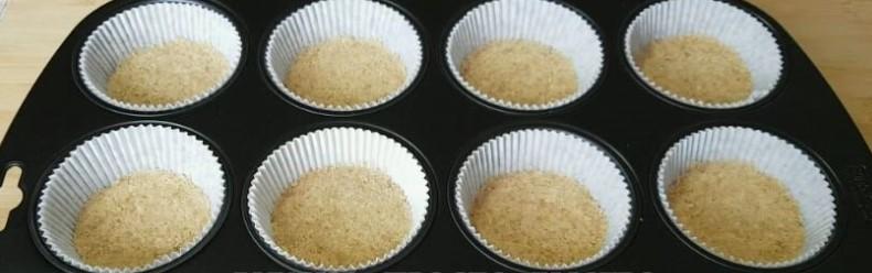 Шалено смачний десерт. Рецепт міні чизкейків з білою шоколадною глазур'ю