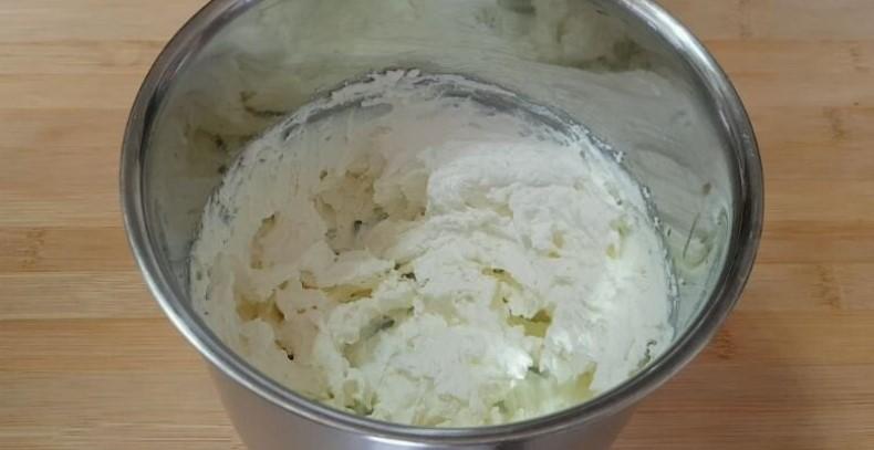 Шалено смачний десерт. Рецепт міні чизкейків з білою шоколадною глазур'ю