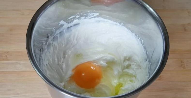 Шалено смачний десерт. Рецепт міні чизкейків з білою шоколадною глазур'ю