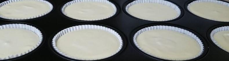 Шалено смачний десерт. Рецепт міні чизкейків з білою шоколадною глазур'ю