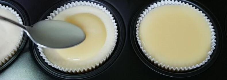 Шалено смачний десерт. Рецепт міні чизкейків з білою шоколадною глазур'ю