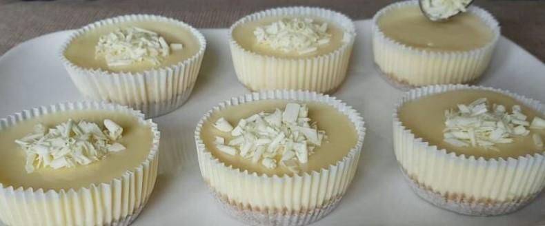 Шалено смачний десерт. Рецепт міні чизкейків з білою шоколадною глазур'ю