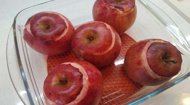 Запечені яблука в духовці: під час сезону яблук готую цей десерт часто