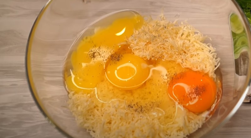 Закусочний рулет із омлету з курячим фаршем