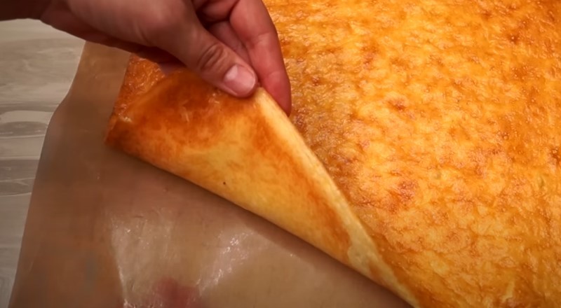 Закусочний рулет із омлету з курячим фаршем