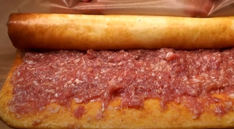 Закусочний рулет із омлету з курячим фаршем