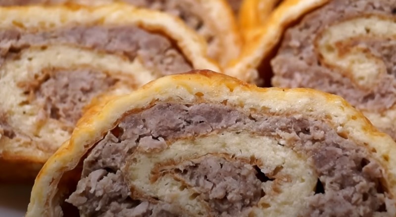 Закусочний рулет із омлету з курячим фаршем