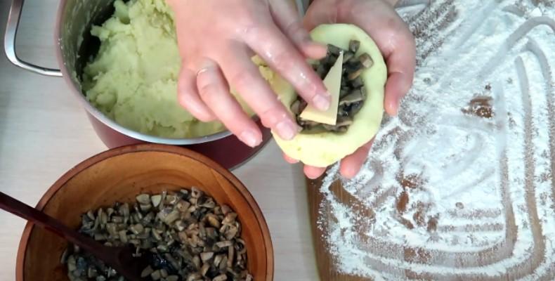 Картопляні зрази з грибами та сиром. Смачний обід для всієї родини