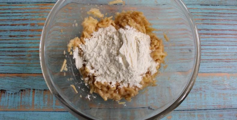 Швидкі яблучні оладки до чаю