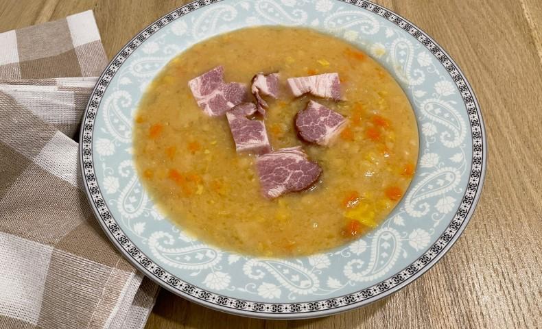 Гороховий суп на м'ясному бульйоні