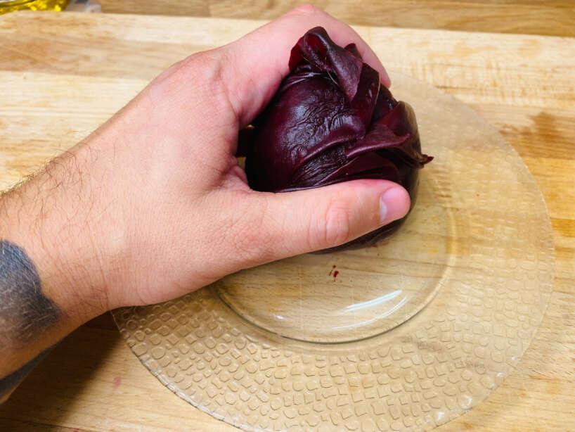 Буряк відварювати не потрібно. Я вам покажу, як готують буряк в ресторанах