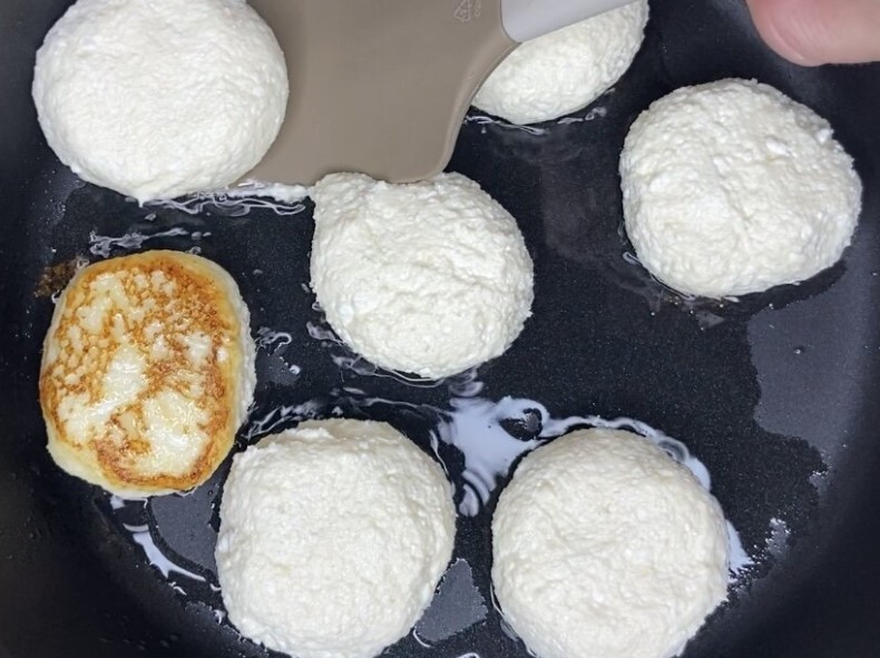 Сирники завжди готую за одним рецептом з мінімальною кількістю борошна