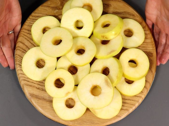 Яблучні кільця в клярі, рецепт для затишного сніданку