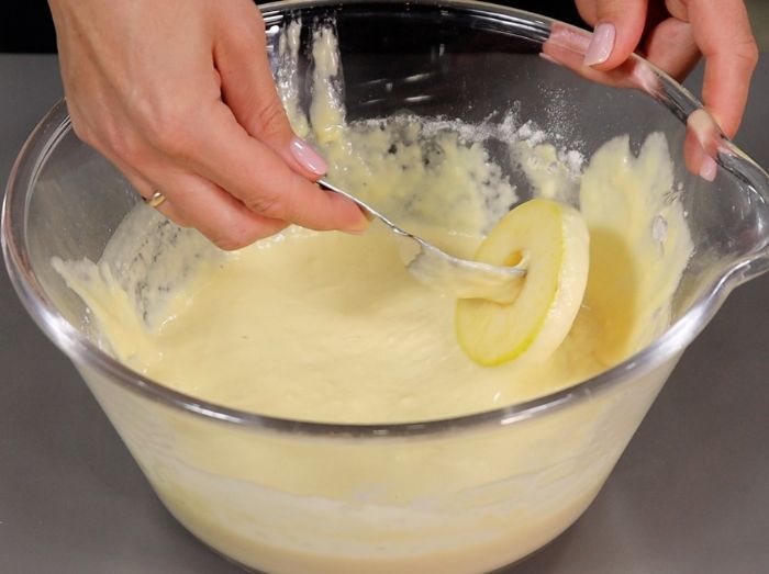 Яблучні кільця в клярі, рецепт для затишного сніданку