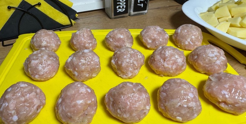 Як приготувати на перше такий борщ фрикадельками