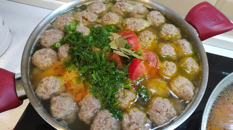 Суп із сочевицею та фрикадельками: гармонійне поєднання та глибокий смак