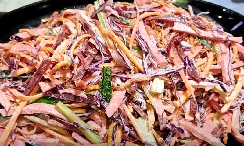 Смачний салат, який прикрасить святковий стіл