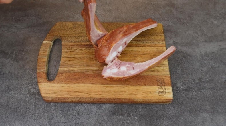 Смачний гороховий суп з копченими реберцями