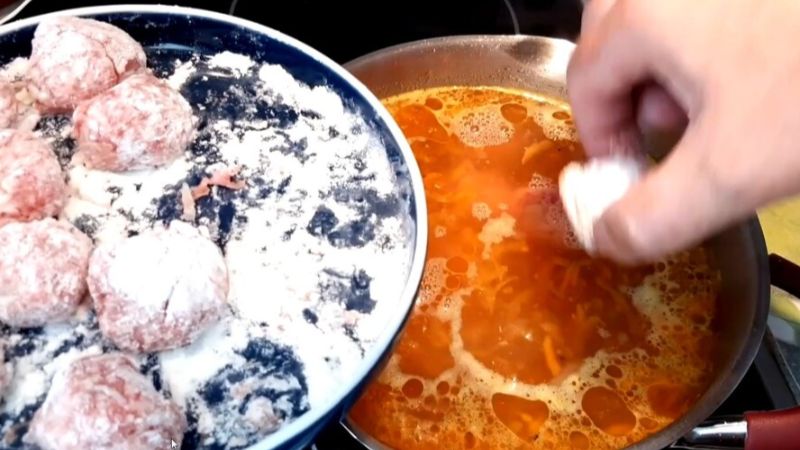 Суп з фрикадельками і домашньою локшиною