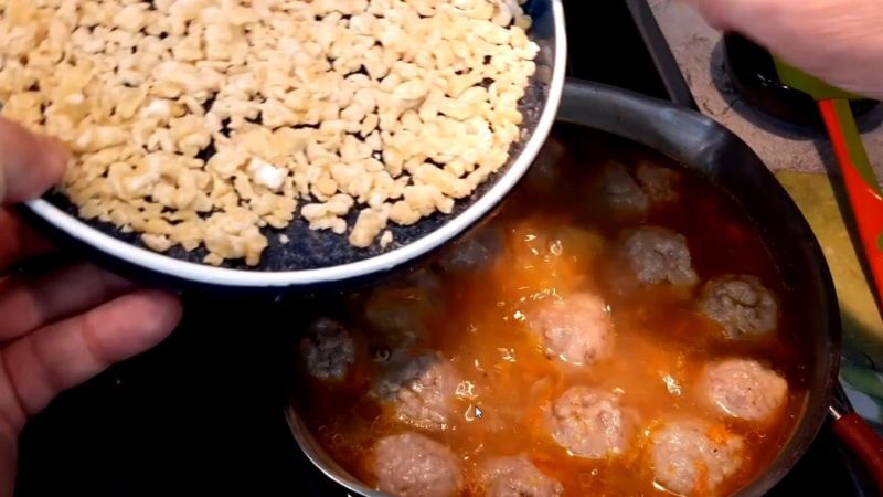 Суп з фрикадельками і домашньою локшиною