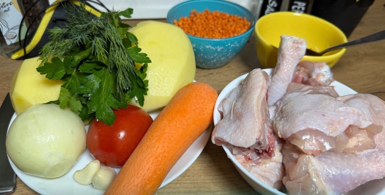 Курячий суп з сочевицею для урізноманітнення меню