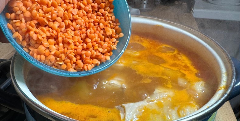 Курячий суп з сочевицею для урізноманітнення меню