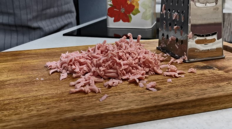 Натріть сосиски на тертці і будете в захваті від результату. Це така смакота